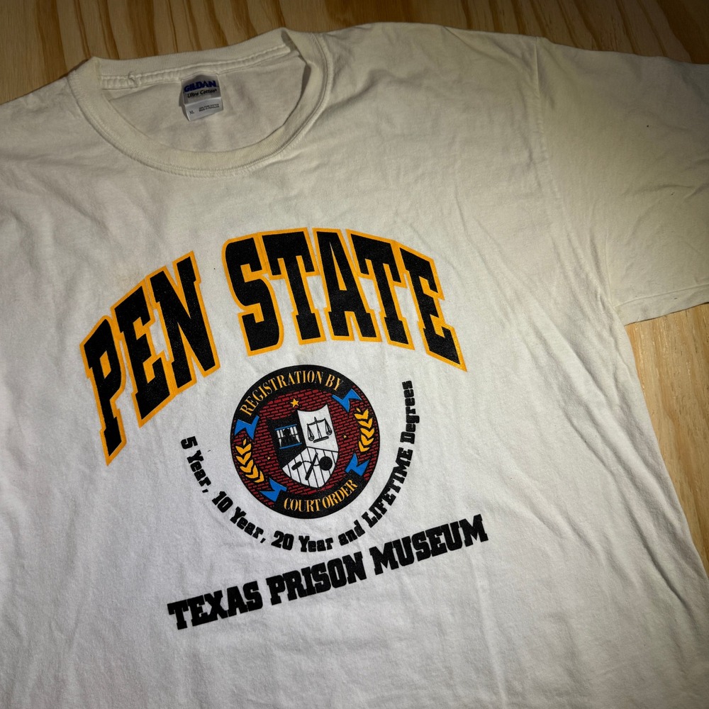 Gildan Pen State Texas Prison Museum Graphic T-Shirt White Men's XL Souvenir Tee